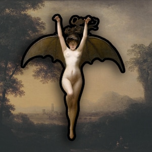 Peut inclure: Une figure nue avec des ailes de chauve-souris, les bras levés, sur fond de paysage. La silhouette est soulignée en noir, avec des ailes et des cheveux détaillés. L'arrière-plan présente des arbres, une ville lointaine et une palette de couleurs sourdes.