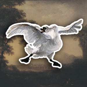 Può includere: Un adesivo raffigurante un cigno bianco in movimento, con le ali spiegate. Il cigno è ambientato su uno sfondo di un dipinto di paesaggio con alberi e una tavolozza di colori tenui. L'adesivo ha un bordo bianco.