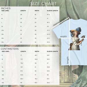 Pode incluir: Tabela de tamanhos para uma camiseta em polegadas e cent&iacute;metros. A tabela mostra a etiqueta do tamanho, o comprimento, a largura e o comprimento da manga em polegadas e cent&iacute;metros. A tabela est&aacute; sobre um fundo branco com uma camiseta azul claro com uma pintura de uma mulher com um vestido azul e um chap&eacute;u.