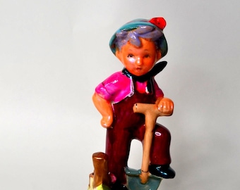 Figura de niño con pala de porcelana vintage reciclada, repintada y coloreada, estilo Hummel.