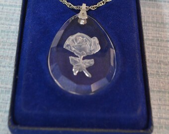 Colgante vintage de lágrima de cristal transparente con rosa tallada - Cadena plateada de 55 cm