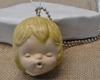 Collar con colgante de cabeza grande de niña de porcelana rota, REGALO GRATIS INCLUIDO