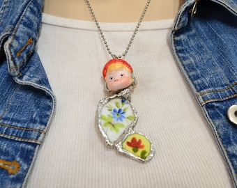 Colgante de placa de porcelana reciclada: collar vintage con figura, joyería bohemia. Incluye regalo.