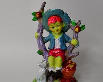 Figura de niño en un árbol de porcelana vintage reciclada, repintada y coloreada, estilo Hummel.