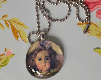 Collar con colgante de foto vintage: Foto de muñeca vintage recuperada, decoupage, burbuja de vidrio, REGALO GRATIS