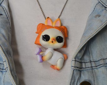 Muñecas de plástico L.O.L. convertidas en collares colgantes, collares de muñecas, artículos reciclados de tiendas de segunda mano.