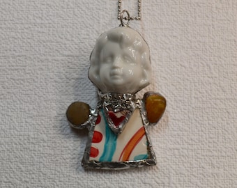 Collar de cabeza de muñeca: Figura reutilizada, joyería de porcelana rota, REGALO GRATIS INCLUIDO