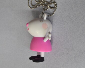 Collar con colgante de muñeca de plástico de Suzy Sheep, amiga de Peppa Pig, collar de muñeca, reciclado