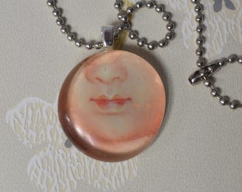 Collar con colgante de foto vintage: Foto de muñeca vintage recuperada, decoupage, burbuja de vidrio, REGALO GRATIS
