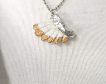 Collar con colgante de porcelana rota, joyería de porcelana blanca y alas doradas. REGALO GRATIS INCLUIDO.