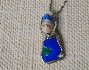 Collar con colgante de cabeza de muñeca de plato de porcelana roto, reciclado, azul/blanco, incluye colgante GRATIS