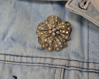 Broche floral vintage de marcasita: detalles de diamantes de imitación, firmado por KC