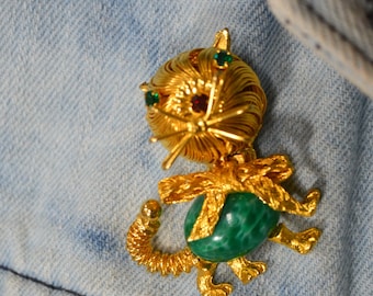 Vintage 1960 gold tone jelly belly cat pin, green glass cabochon belly