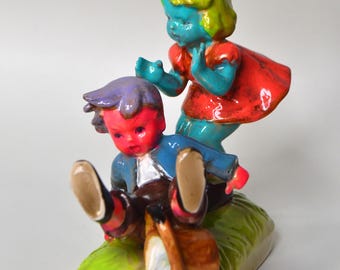 Figura de niña y niño jugando de porcelana vintage reciclada, repintada y coloreada "tipo Hummel"