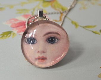 Collar con colgante de foto vintage: Foto de muñeca vintage recuperada, decoupage, burbuja de vidrio, REGALO GRATIS