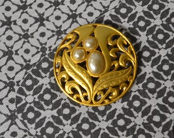 Vintage Venue 1980's Round Bubble Pearl and Mat Gold Leaves Elegant Brooch