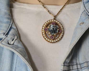 Collar vintage de celuloide azul con flores: medallón de perla artificial y cadena dorada.
