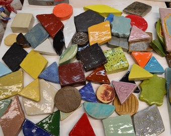 Piezas de cerámica artesanales: formas y colores aleatorios, materiales para mosaicos