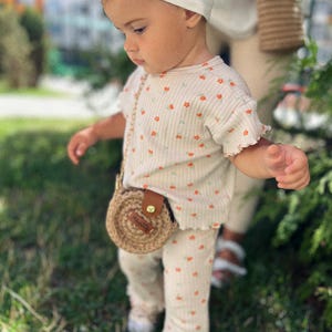 Adorable mini sac beige pour les tout-petits et les mamans élégants - assortis aux tenues pour maman et moi !