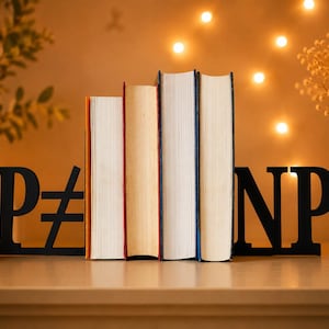 Könnte beinhalten: Eine dekorative Bücherregal-Anordnung mit vier Büchern mit farbigen Buchrücken, die von schwarzen Metall-Buchstützen mit der Aufschrift "P≠NP" gehalten werden. Eine brennende Kerze und eine Vase mit Trockenblumen tragen zum warmen Ambiente bei. Lichterketten funkeln im Hintergrund.