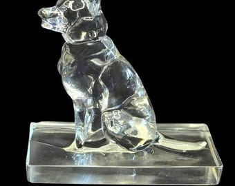 Nuevo pisapapeles Martinsville/Viking Clear con forma de perro pastor alemán. Presenta algunas pequeñas muescas en la base y una inclusión en la misma.