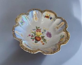 ヴィンテージ 9インチ x 2.75インチ 磁器製 花と果物の模様、金彩装飾、スカラップ型サービングボウル