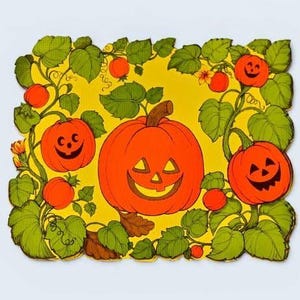 Op de afbeelding: Een rechthoekige decoratieve wandhanger met een felgele achtergrond, een grote oranje pompoen in het midden, omringd door kleinere lachende pompoenen, groene wijnbladeren en ranken, alles weergegeven in een vlakke grafische illustratiestijl.