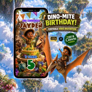 Può includere: Un modello di invito video digitale per un compleanno con un bambino esploratore, vari dinosauri e una torta. Il testo recita DINO-MITE BIRTHDAY, DINO COMMANDER JAYDEN IS TURNING 5, EDITABLE VIDEO INVITATION e EDIT IN CANVA.