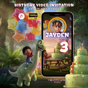 Può includere: Un invito video di compleanno digitale con un bambino dei cartoni animati che cavalca un dinosauro verde, con palloncini a forma di stella. L'invito sullo schermo di un telefono mostra la foto di un bambino, il nome "JAYDEN" e il numero "3". Il testo recita "BIRTHDAY VIDEO INVITATION".