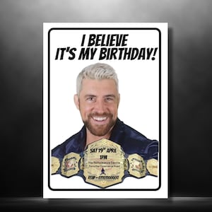 Pode incluir: Cartão de convite retangular branco com borda preta. Apresenta um homem sorrindo com o texto "I BELIEVE IT'S MY BIRTHDAY!". Abaixo, um cinturão de campeão e detalhes do evento.