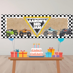 Puede incluir: Una pancarta con borde a cuadros y el texto "AARON'S 3RD JAM" en un tri&aacute;ngulo amarillo. La pancarta presenta ilustraciones de monster trucks. Una mesa contiene un pastel, regalos y globos.