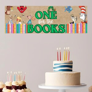 以下が含まれることがあります： 緑色の文字でONE for the BOOKSと書かれた長方形のバナー。物語のキャラクターのイラストとカラフルな本の列が描かれています。バナーの上部には、EDIT ON CANVA, DOWNLOAD TO YOUR PHONE OR COMPUTER, PRINT AT WALGREENS OR CVSというテキストが表示されています。