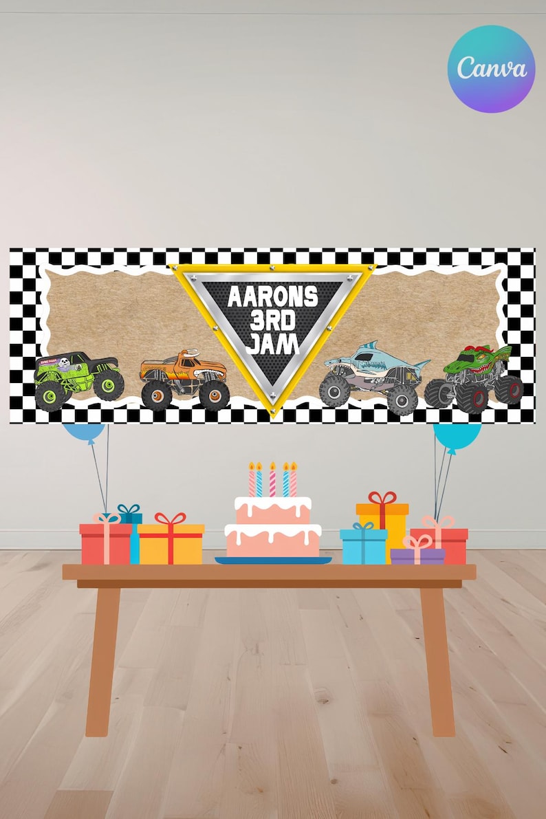 Puede incluir: Una pancarta con un borde a cuadros blanco y negro y un fondo beige. La pancarta presenta cuatro ilustraciones de monster trucks y el texto "Aarons 3rd Jam". Una mesa contiene un pastel, regalos y globos.