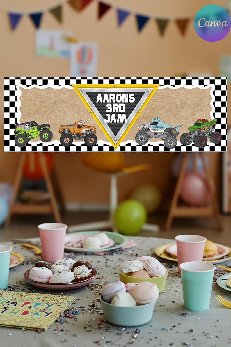 Puede incluir: Una pancarta con un borde a cuadros blanco y negro y un fondo beige. La pancarta presenta cuatro monster trucks y un tri&aacute;ngulo amarillo con el texto "Aarons 3rd Jam". La imagen est&aacute; colocada sobre una mesa con art&iacute;culos de fiesta.