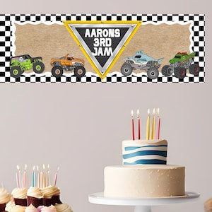 Puede incluir: Una escena de fiesta de cumplea&ntilde;os con pastelitos y un pastel. El fondo incluye una pancarta con camiones monstruo y el texto "Aarons 3rd Jam". La imagen tambi&eacute;n contiene el texto "Edit on Canva".