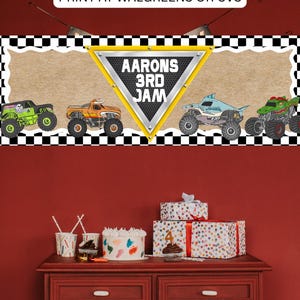 Puede incluir: Escena de fiesta de cumplea&ntilde;os con un aparador rojo que contiene un pastel, cupcakes y regalos envueltos. Arriba, una pancarta con ilustraciones de monster trucks y el texto "Aarons 3rd Jam". La imagen incluye el texto "Edit on Canva".