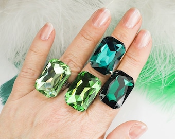 Smaragdgroene ring, cocktailring, grote smaragdgroen, statementring, kristallen sieradenring, glanzende glitterring, extra grote sieraden GR59