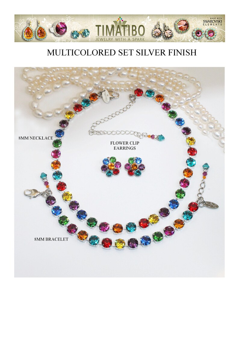 Puede incluir: Un conjunto de joyas multicolores que incluye un collar, una pulsera y pendientes de clip con forma de flor. Las joyas est&aacute;n hechas con acabado plateado y cristales de Swarovski. El collar y la pulsera est&aacute;n hechos con cristales redondos de 8 mm en un patr&oacute;n de arco&iacute;ris. Los pendientes de clip con forma de flor est&aacute;n hechos con cristales m&aacute;s peque&ntilde;os en un patr&oacute;n de arco&iacute;ris.
