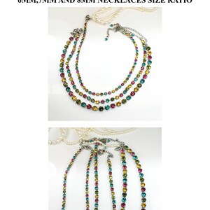 Puede incluir: Tres collares hechos con cristales de Swarovski. Los collares est&aacute;n superpuestos y muestran la diferencia de tama&ntilde;o entre los cristales de 6 mm, 7 mm y 8 mm. Los collares son de plata y presentan una mezcla de cristales turquesa, verdes y rosas.