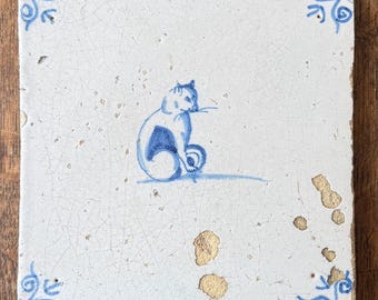 Raro azulejo holandês de Delft do século XVII com gato azul, c. 1650 – Tema felino incomum, sem restauração.