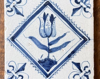 Azulejo de Delft holandés del siglo XVII, poco común, con tulipán en cartela de diamante | Edad de Oro holandesa | Sin restaurar