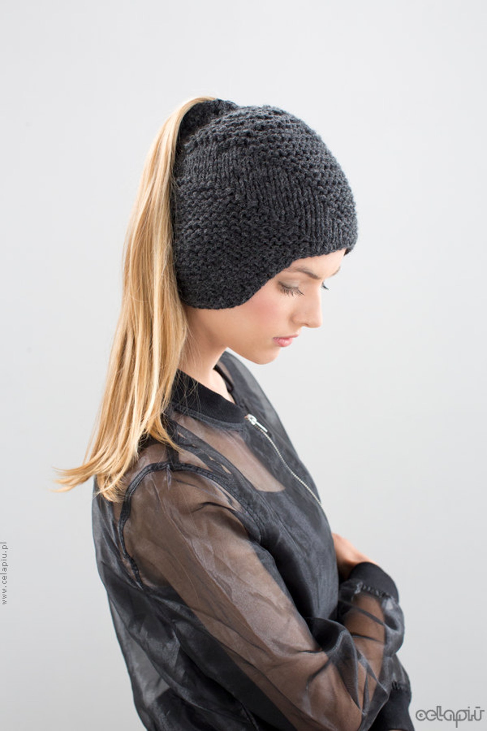 Шапка с хвостом. Шапка под хвост. Вязаная шапка с дыркой для хвоста. Шапка под хвост. Шапка под хвост.