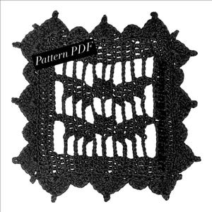 Könnte beinhalten: Schwarze Häkeldeckchen mit quadratischem Mittelteil und gewelltem Rand. Das Deckchen hat ein Muster aus kleinen Quadraten und Rauten. Der Text "Pattern PDF" ist im Bild sichtbar.