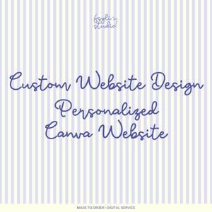 Peut inclure: Graphique numérique avec un fond à rayures bleues claires et blanches. Le texte "Custom Website Design, Personalized Canva Website" est écrit en bleu foncé. Le logo "Gryli Studio" est en haut à droite.