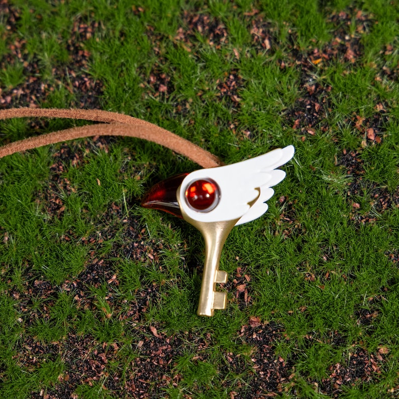 Lightweight and durable anime accessory, this bird head key necklace is perfect for showing off your love for magical girl series and anime collections. Ideal for cosplay events and as a gift for anime fans.