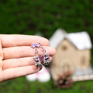 Valentine's Day gift for gamers, League of Legends inspired earrings, platinum-plated, unique grenade design perfect for Arcane cosplay. Lightweight, hypoallergenic, and a must-have for gaming enthusiasts and fashion-forward fans.
