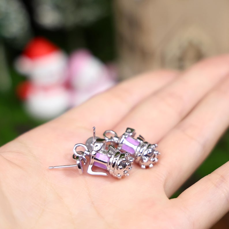 Gaming accessories for League of Legends fans, featuring platinum-plated grenade earrings inspired by Jinx. Stylish, durable, and lightweight, perfect for cosplay, fans of gaming culture, and Arcane merchandise collectors.