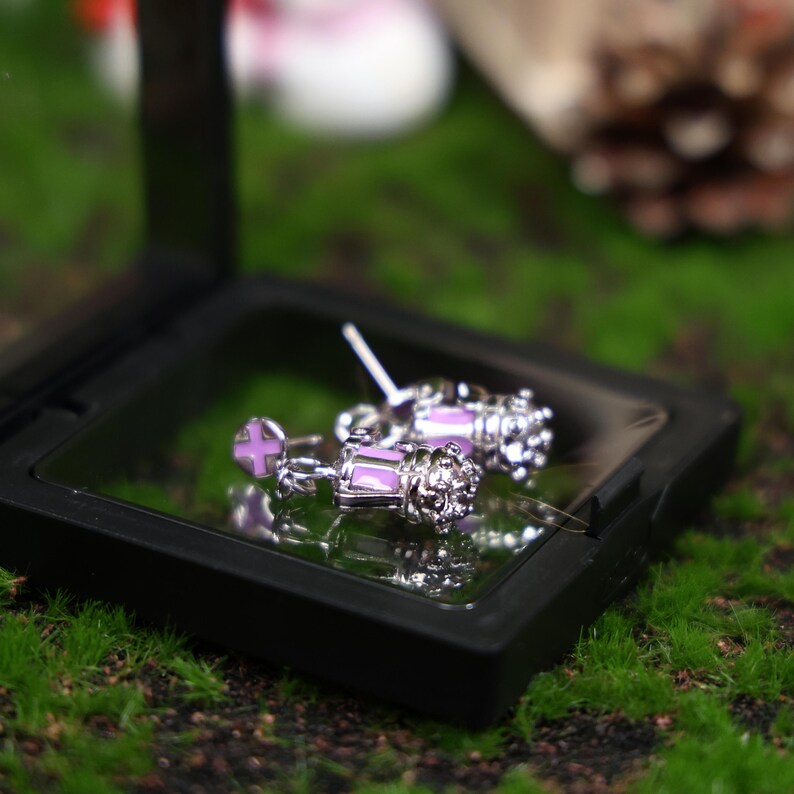 Unique gaming earrings, perfect for cosplay lovers, inspired by explosive Jinx character from League of Legends Arcane. Platinum-plated copper with hypoallergenic ear pins, ideal gift for gamers and fans of popular video games.