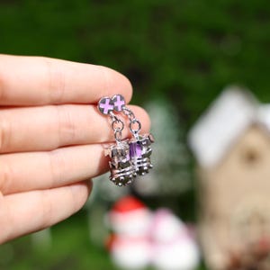 Gaming earrings for fans of LoL, platinum-plated grenade design, ideal gift for Valentine’s Day, Arcane lovers, and those who enjoy unique cosplay jewelry. Comfortable and durable for long wear during gaming sessions.