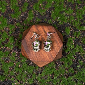 Platinum grenade earrings for League of Legends cosplay, Arcane-inspired gaming jewelry. Lightweight, durable, and perfect for sensitive ears. Ideal gift for Valentine’s Day or for anyone passionate about LoL and gaming culture.